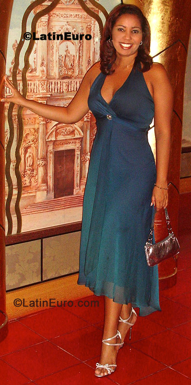 Date this lovely Brazil girl Ellen from Vitoria B-68