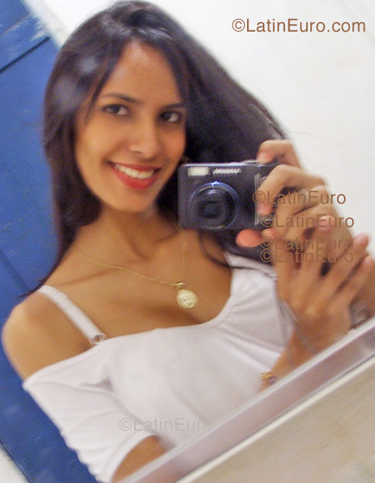 Date this happy Brazil girl Barbara from Aracaju B1130