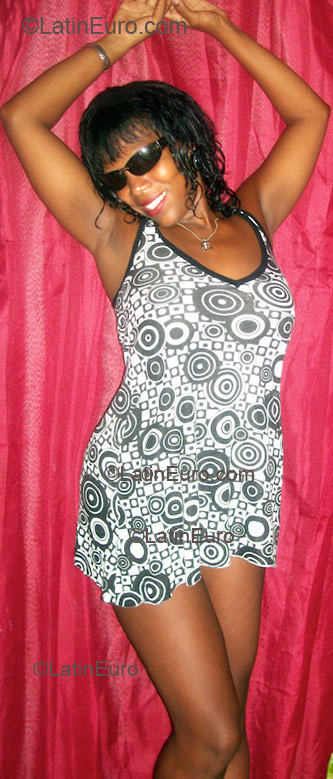 Date this good-looking Brazil girl Patricia from Salvador B1398