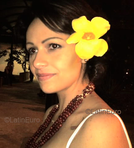 Date this pretty Brazil girl Eline from Sao Paulo B1421