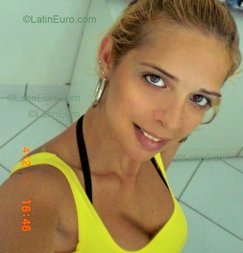 Date this sensual Brazil girl Priscilla from Sao Mateus B1464