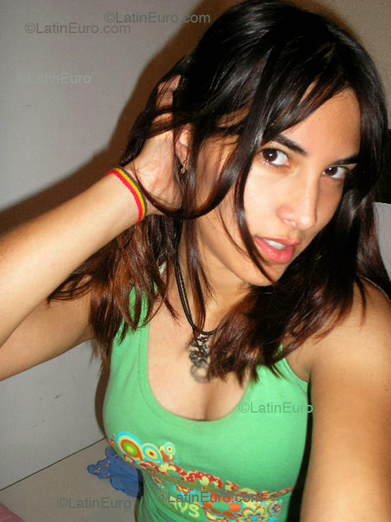Date this fun Brazil girl Vanessa from Curitiba B1560