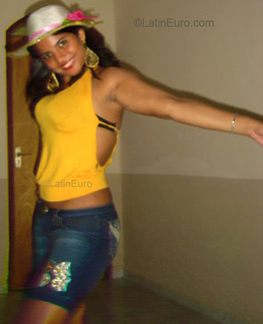 Date this athletic Brazil girl Osvania from  B2260