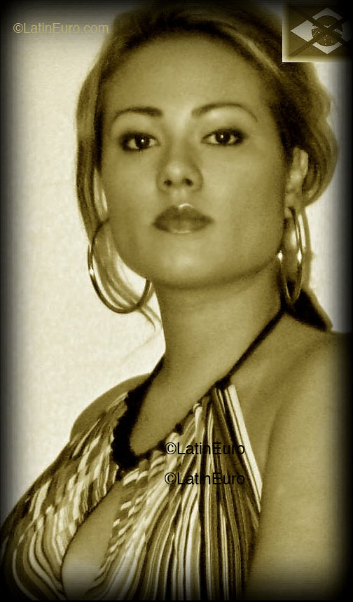 Date this attractive Brazil girl Carolina from Santos B1596