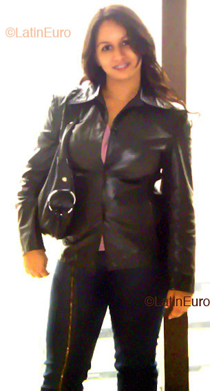 Date this happy Brazil girl Viviane from Goiania B2432