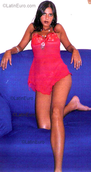 Date this nice looking Brazil girl Valeska from CARATINGA B2813