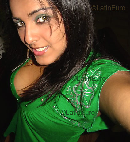 Date this attractive Brazil girl Debora from  B3195
