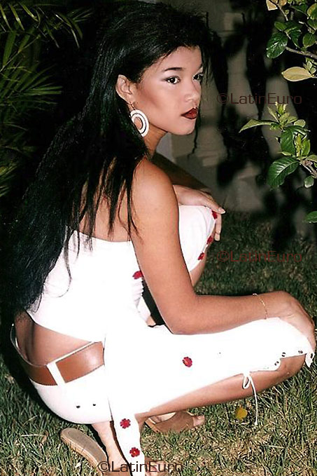 Date this nice looking Brazil girl Kelma from CURITIBA B3370