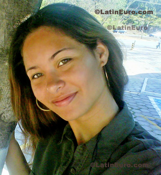 Date this passionate Brazil girl Thyanne from Teresina B363