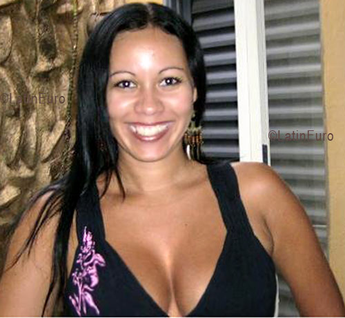 Date this attractive Brazil girl Shirley from GOIANIA B3957