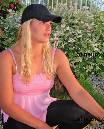 Date this sultry Brazil girl Cristiane from CAMBORIU B4052