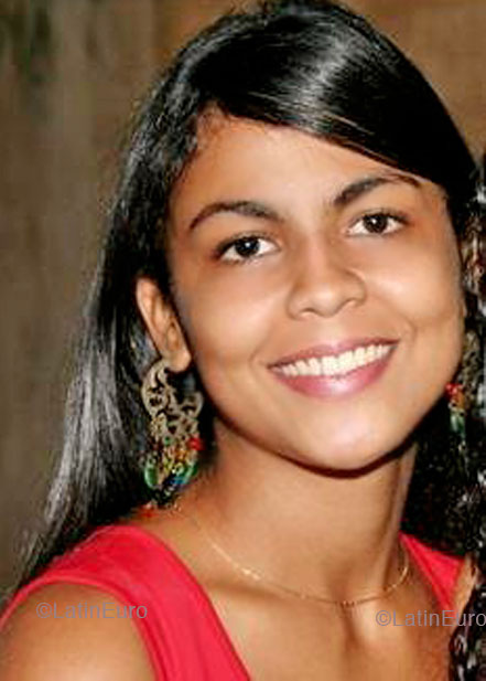 Date this sultry Brazil girl Thais from CUIABA B4825