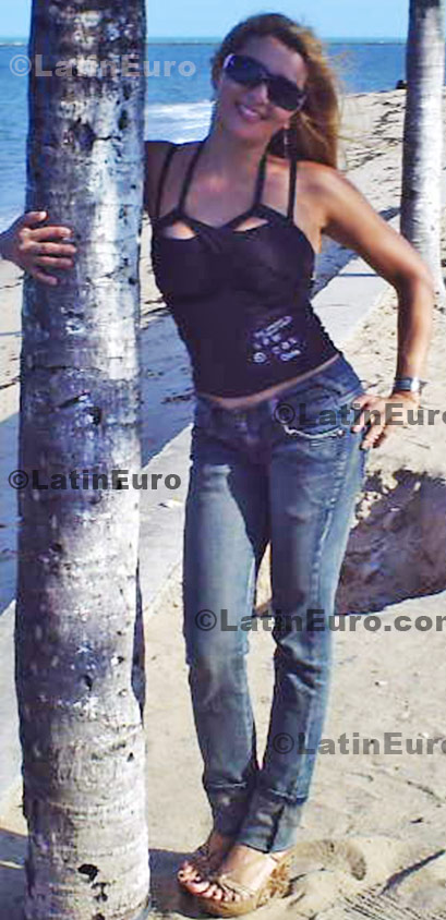 Date this voluptuous Brazil girl Simone from Porto Seguro B499