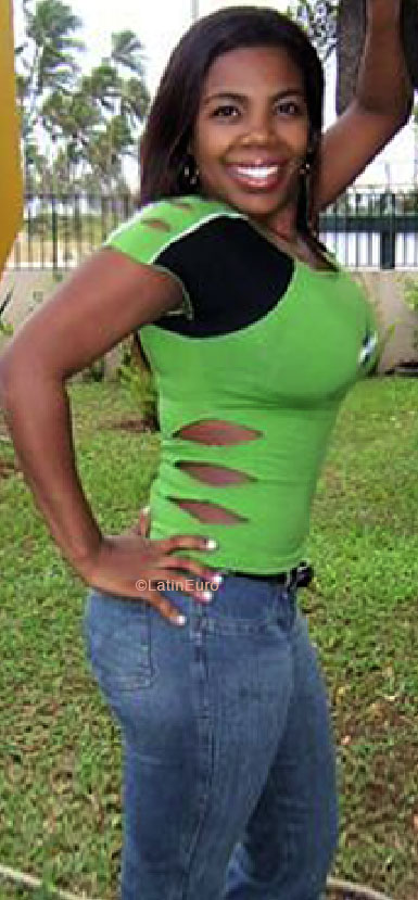 Date this foxy Brazil girl Calusia from SALVADOR B6037