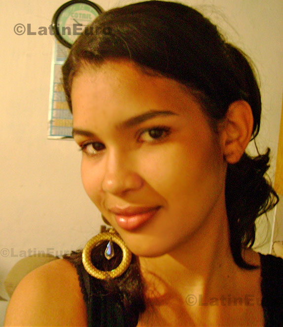 Date this nice looking Brazil girl Erica from Sardoa B608