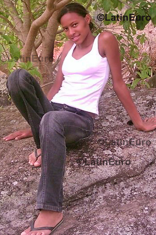 Date this happy Brazil girl Larissa from Governador Valadares B730