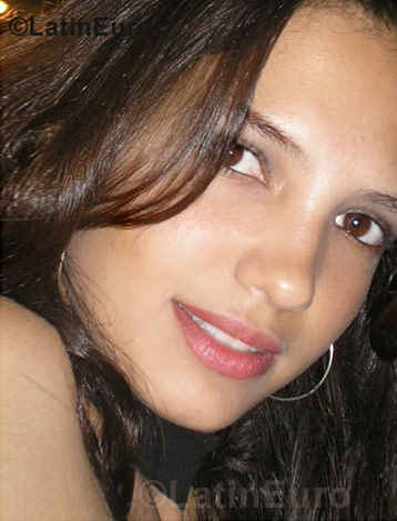 Date this tall Brazil girl Alyne from Brasilia B749