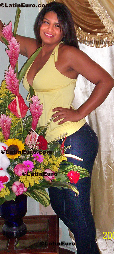 Date this lovely Colombia girl Monica from Cali C8467