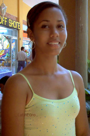 Date this happy Colombia girl Lorena from  C9410