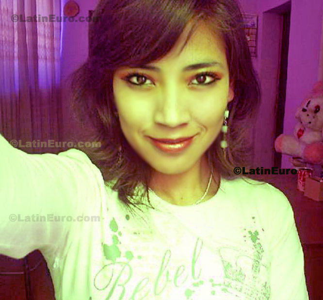 Date this pretty Peru girl Flor- from Arequipa N-1480