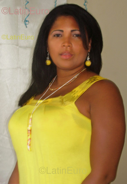 Date this georgeous Dominican Republic girl Jhureily from Barahona N-242