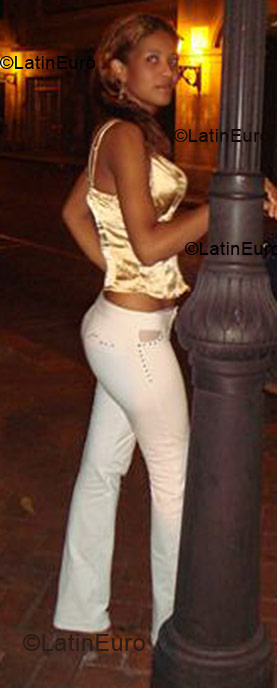 Date this stunning Dominican Republic girl Damari from Santo Domingo N-32