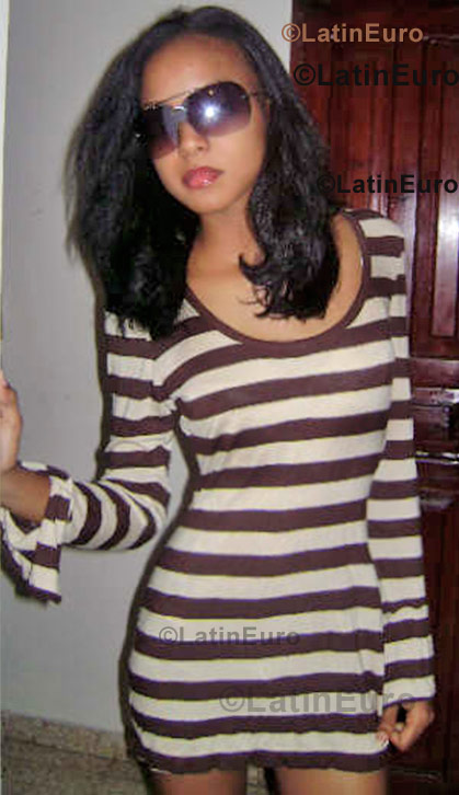 Date this athletic Dominican Republic girl Yasmina from San Francisco de Macoris N-566