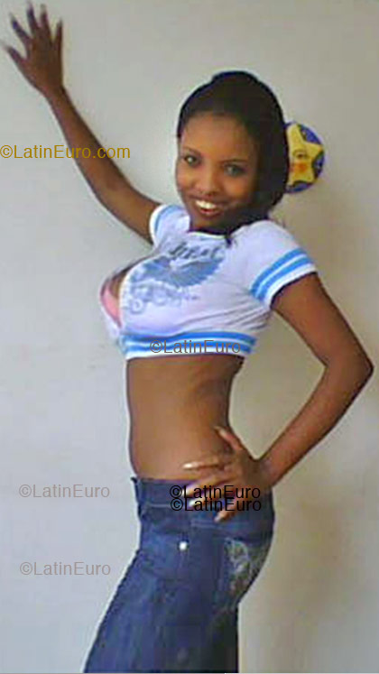 Date this beautiful Dominican Republic girl Quisary from San Cristobal N-89