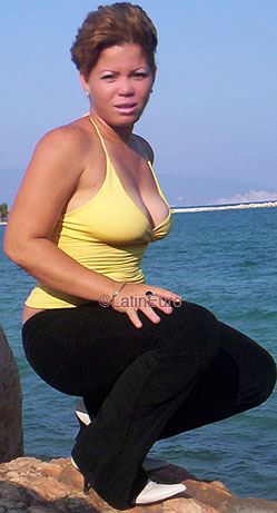 Date this tall Dominican Republic girl Quisquella from Barahona N2439