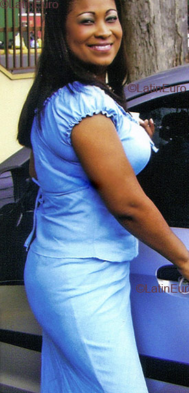 Date this good-looking Panama girl Lencia from  N313