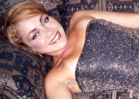 Date this beautiful Brazil girl Debora from SOROCABA B9033