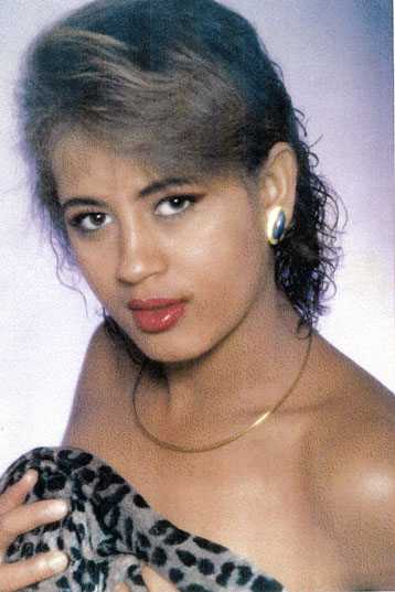 Date this beautiful Brazil girl Adelice from LARGO B8961