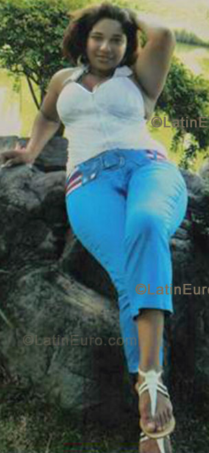 Date this georgeous Dominican Republic girl Indhira Elaine from Santo Domingo Oriental DO302