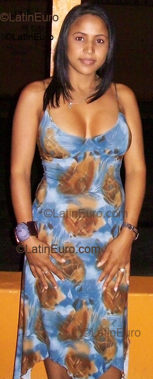 Date this stunning Dominican Republic girl Yomaris from Santo Domingo DO1333