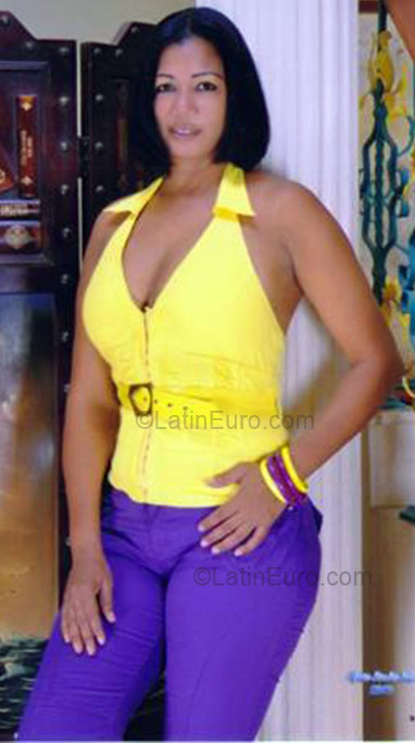 Date this happy Dominican Republic girl Maria from Santo Domingo DO1460