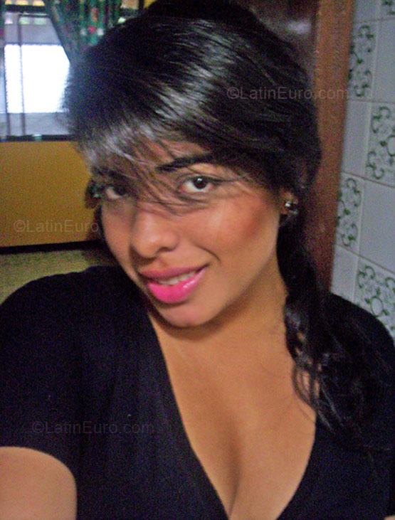 Date this nice looking Colombia girl Maria Paula from Bogota CO1346