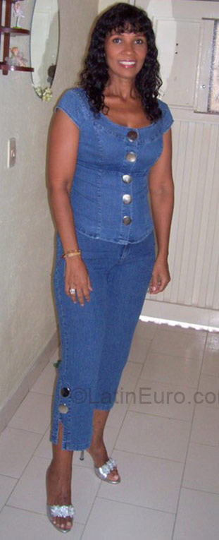 Date this happy Colombia girl Diana from Cali CO1521
