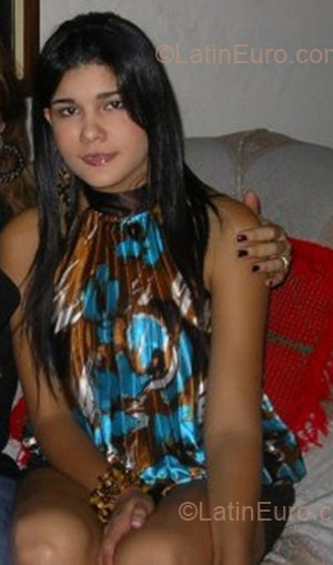 Date this nice looking Colombia girl Adrea from Cali CO1938