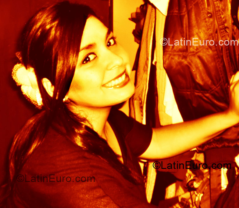 Date this attractive Peru girl Natalia from Lima PE220