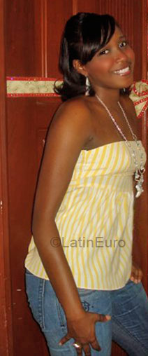 Date this young Dominican Republic girl Fezi from Santo Domingo WS1
