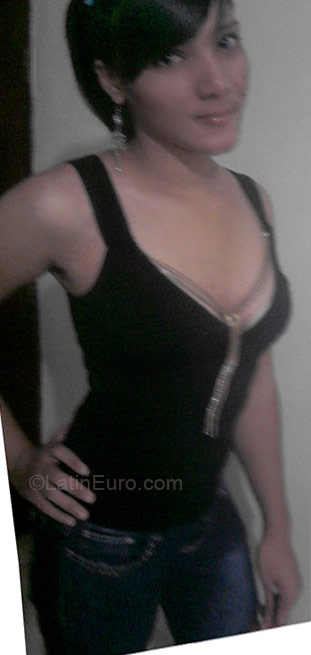 Date this foxy Dominican Republic girl Esthefani from Santo Domingo DO4442