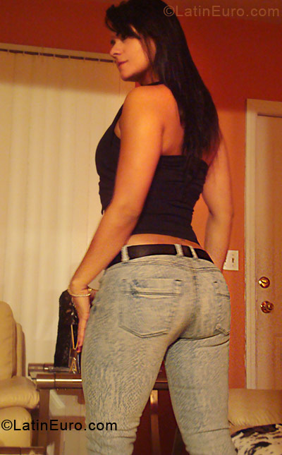 Date this good-looking Brazil girl Mel from Goval BR3982