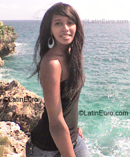 Date this lovely Dominican Republic girl Waika from Santo Domingo DO5848