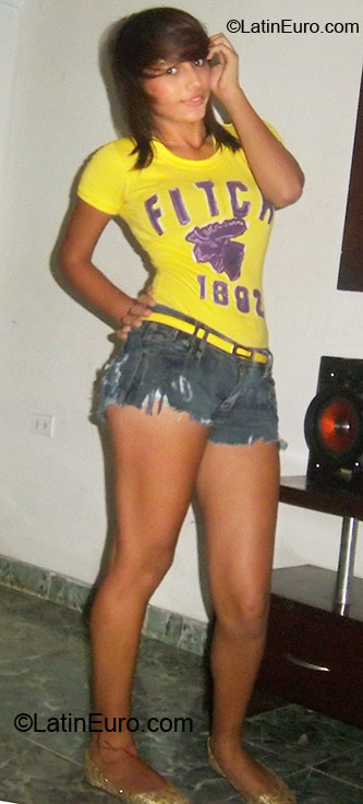 Date this good-looking Colombia girl Valeri from Santa Marta CO6432