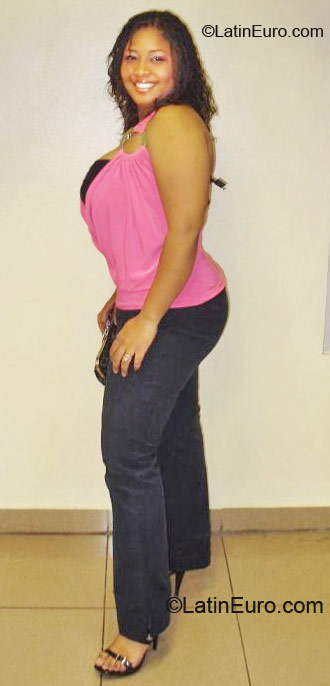 Date this foxy Dominican Republic girl Noemi from Santo Domingo DO6819