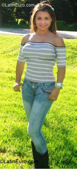 Date this cute Colombia girl Yesenia from Bogota CO6487