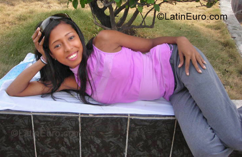 Date this athletic Dominican Republic girl Ana from Barahona DO6961