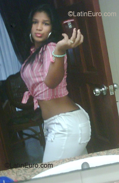 Date this foxy Dominican Republic girl Isabel from Santiago DO7191