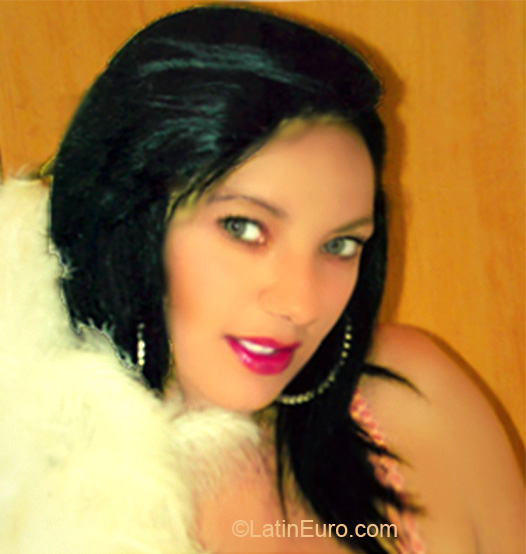 Date this happy Brazil girl Valeria from Rio De Janeiro BR5062