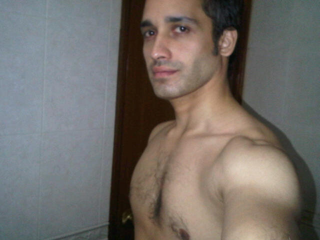 Date this nice looking Pakistan man Alyito74 from Karachi PK27